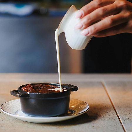 Stock Exchange Hotel, Manchester, Autograph Collection ภายนอก รูปภาพ A pot of chocolate pudding being topped with cream