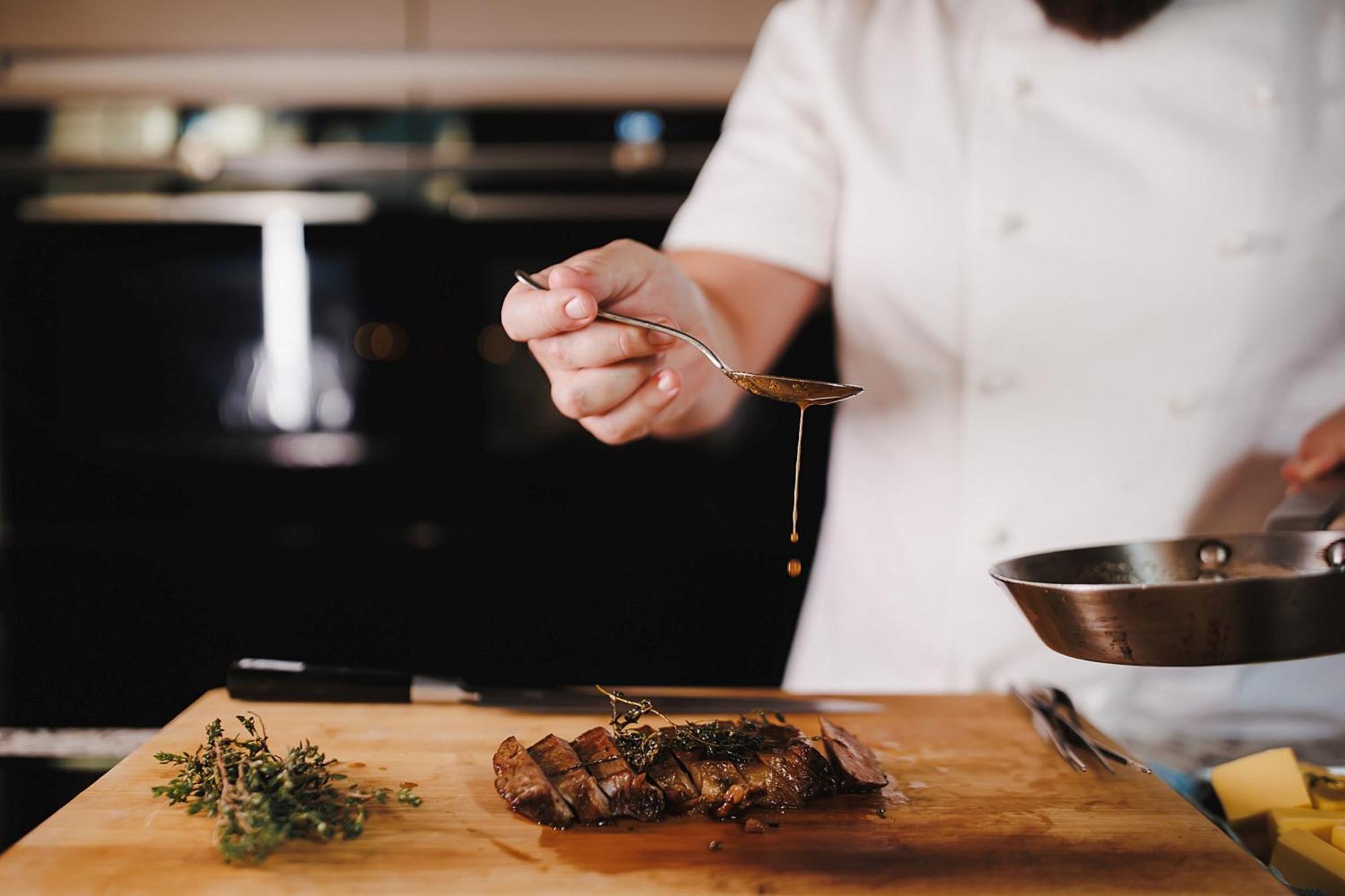 Stock Exchange Hotel, Manchester, Autograph Collection ภายนอก รูปภาพ A chef seasoning a dish