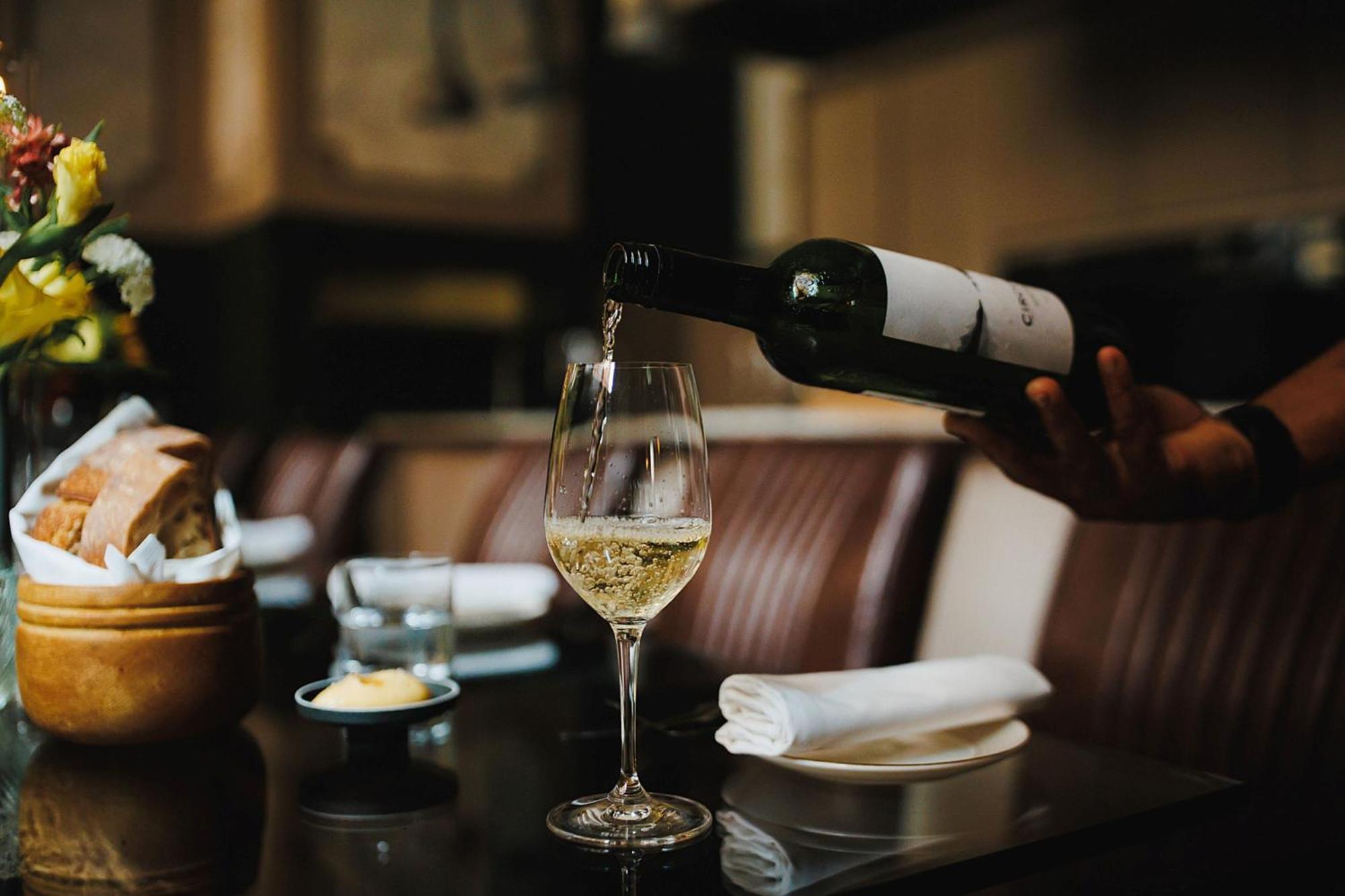 Stock Exchange Hotel, Manchester, Autograph Collection ภายนอก รูปภาพ Wine being poured