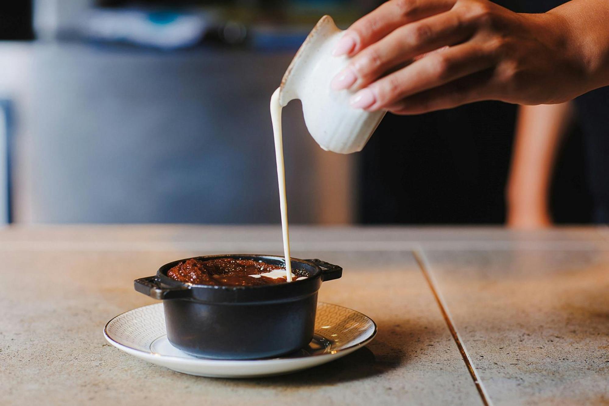 Stock Exchange Hotel, Manchester, Autograph Collection ภายนอก รูปภาพ A pot of chocolate pudding being topped with cream